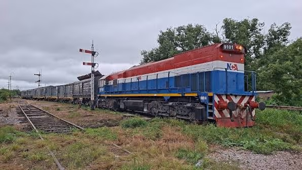 Precaución en cruces ferroviarios sin barreras ante el ocasional movimiento de trenes en Pergamino