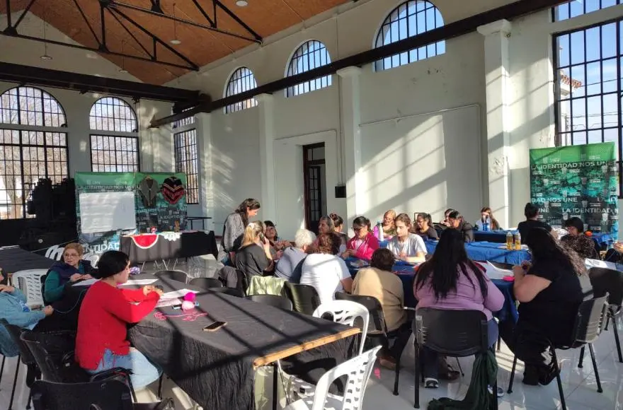 Rojas: Comenzó “Tejiendo Calma”, el taller municipal de crochet que invita a aprender, crear y compartir