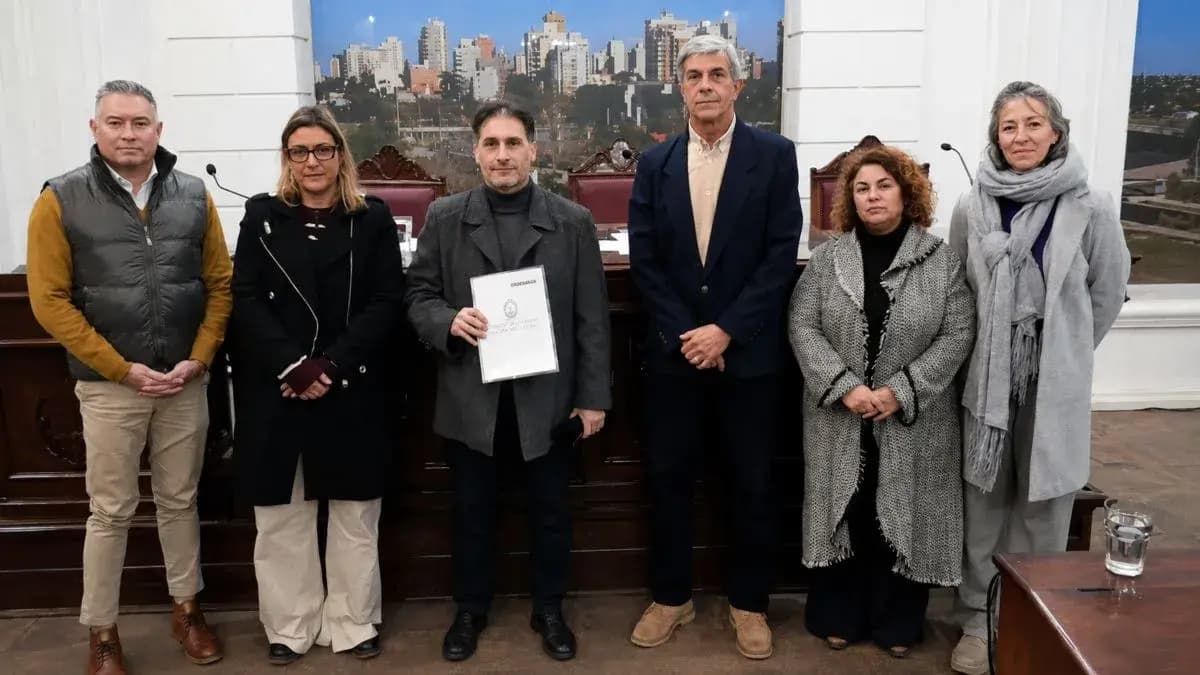 San Nicolás: El Concejo Deliberante reconoció un libro que rescata poemas inéditos de José Luis Cazzulo
