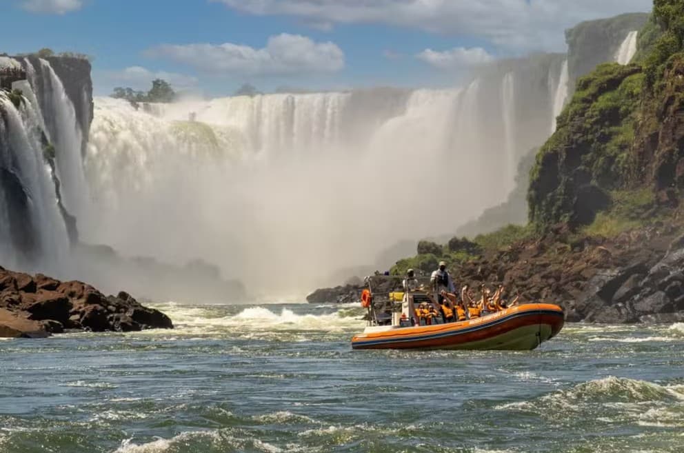 Tragedia en las Cataratas del Iguazú: un barco con turistas volcó en el río y un joven neerlandés murió