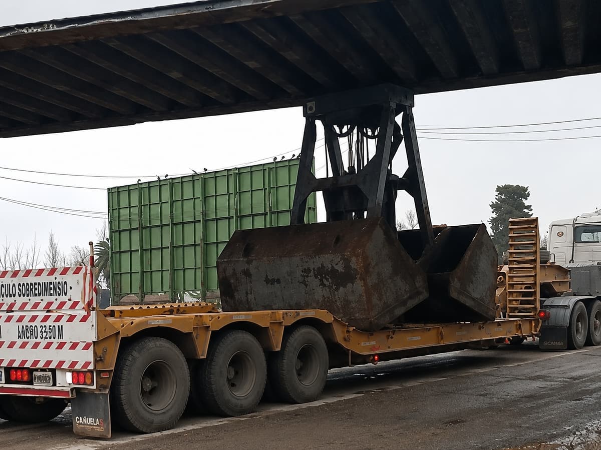 Un camión casi quedó trabado al intentar pasar bajo el puente ferroviario de la ruta 188 en Pergamino