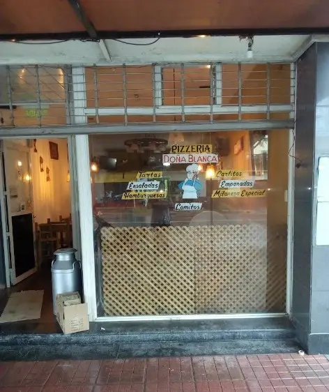 Violento ataque en la vereda de una pizzería: rompió una moto y causó destrozos tras exigir una cerveza