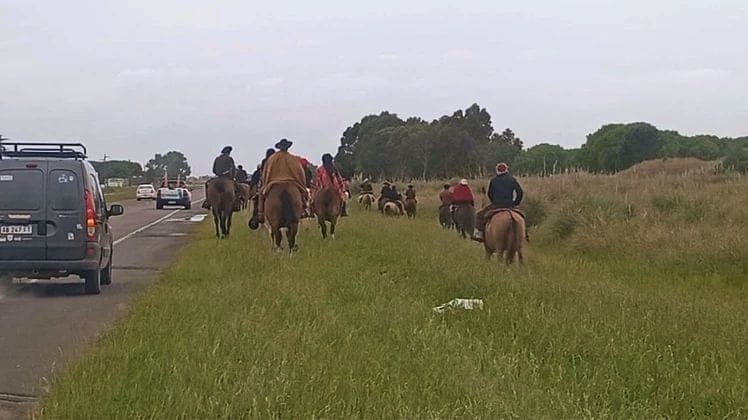 Zárate: Buscan que sea obligatorio el uso de chalecos reflectantes para jinetes en caminos rurales