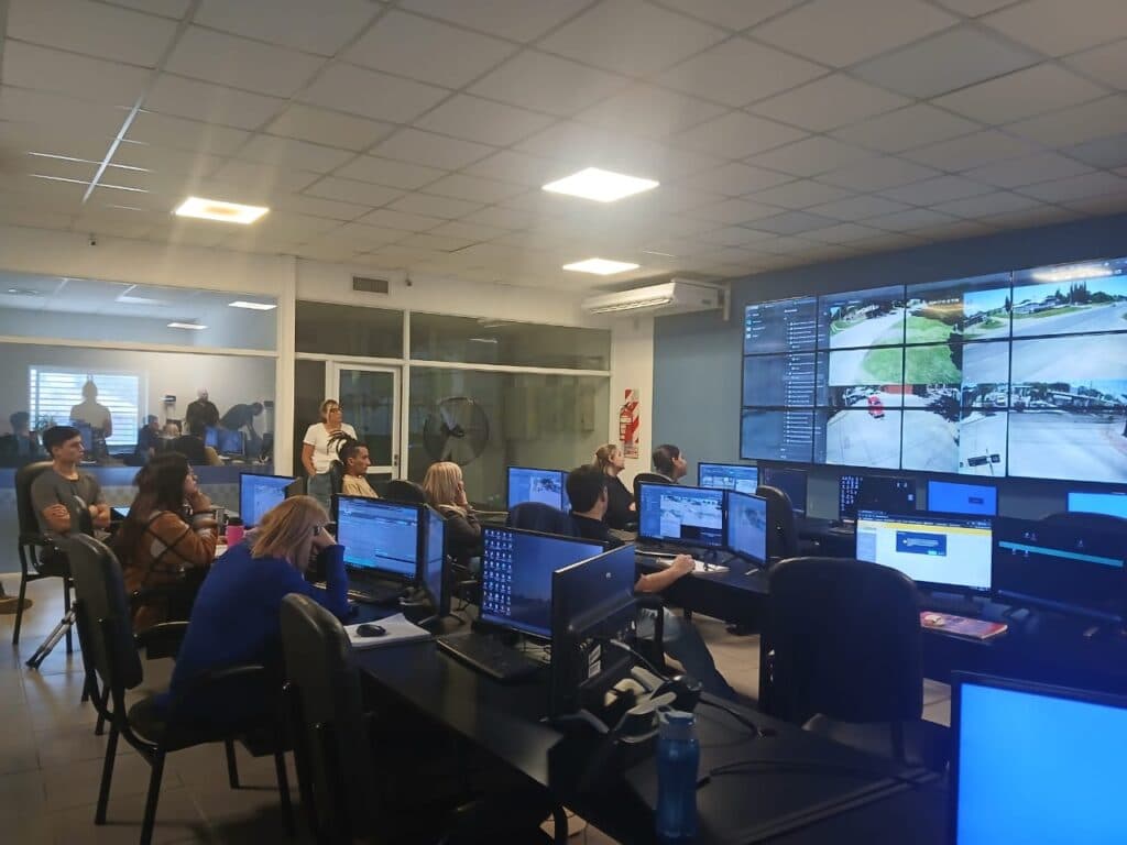 El Centro de Monitoreo detectó a un hombre violentando autos estacionados