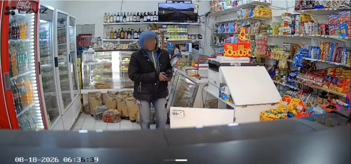 Hurtó un celular en un comercio y se transfería el dinero que ingresaba a la cuenta del local