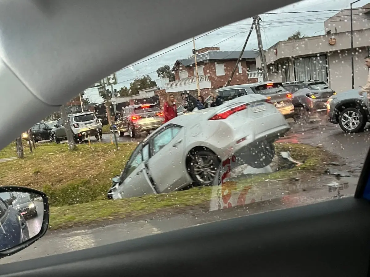 Investigan la posibilidad que otro vehículo embistió al auto que cayó a la alcantarilla