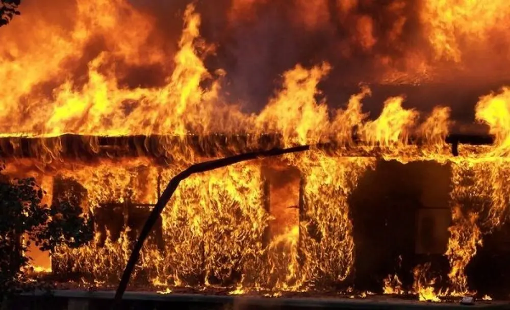 Prendió fuego el mobiliario de la casa de su ex pareja