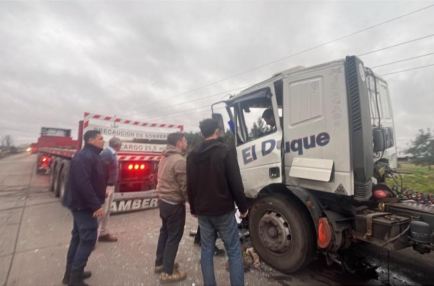 Ramallo: accidente entre dos camiones y un conductor sufrió una fractura en el tobillo