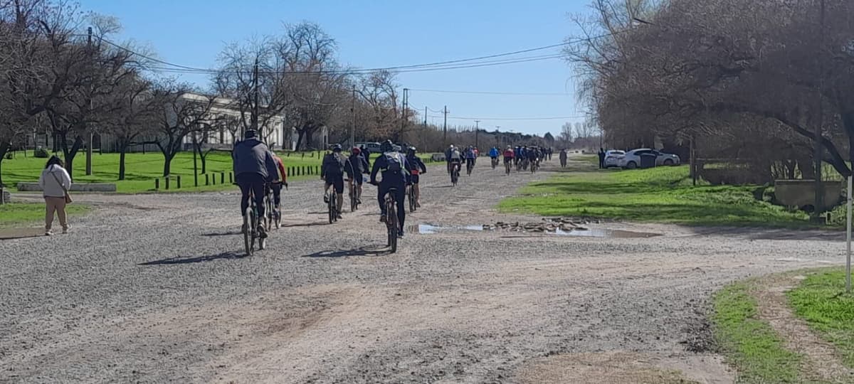 San Antonio de Areco: Cicloturismo: una nueva travesía volvió a unir Areco y Duggan por los caminos rurales