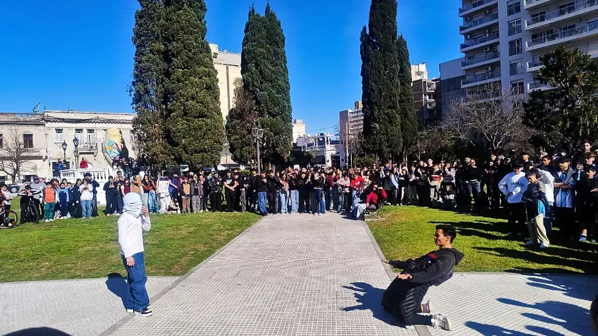 San Nicolás: La tendencia de “farmear aura” llegó a la ciudad y reúne a jóvenes en plaza Mitre