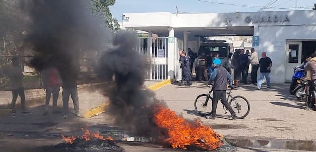 San Pedro: Quema de neumáticos frente al Hospital Municipal durante un reclamo por el traslado de una paciente