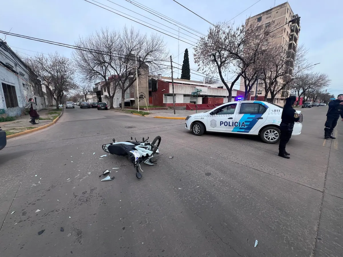 Siniestro vial: hospitalizaron a un motociclista tras chocar contra un auto en avenida Colón