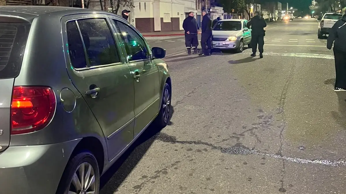Un automovilista descontrolado chocó a una moto en avenida Ameghino y luego colisionó a un auto de frente en el semáforo de Alsina y Estrada