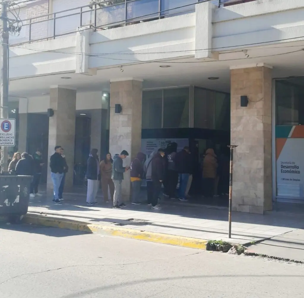 Zárate: largas filas en la Oficina de Empleo municipal para buscar trabajo y dejar CV