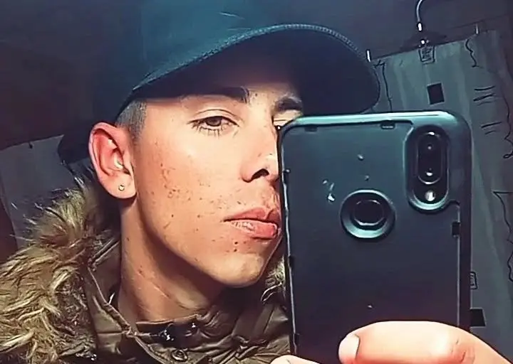 Según informó la Secretaría de Seguridad de Arrecifes, personal policial del Destacamento La Cumbre se constituyó en el lugar tras recibir el aviso de una colisión entre un camión Ford Cargo 1722, conducido por un hombre de 37 años, y una motocicleta Honda Wave 110 cc.