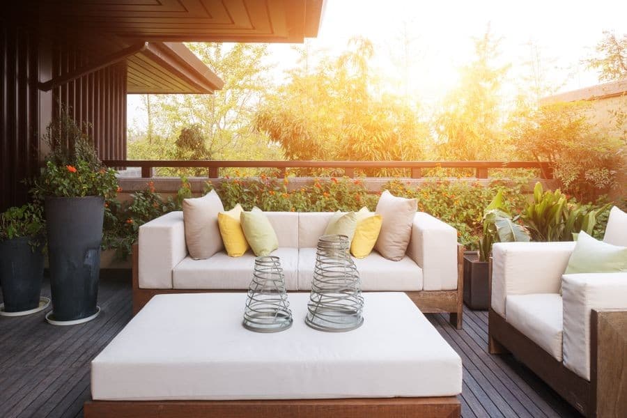 Cómo renovar balcones y terrazas para la primavera: claves en muebles, plantas y decks