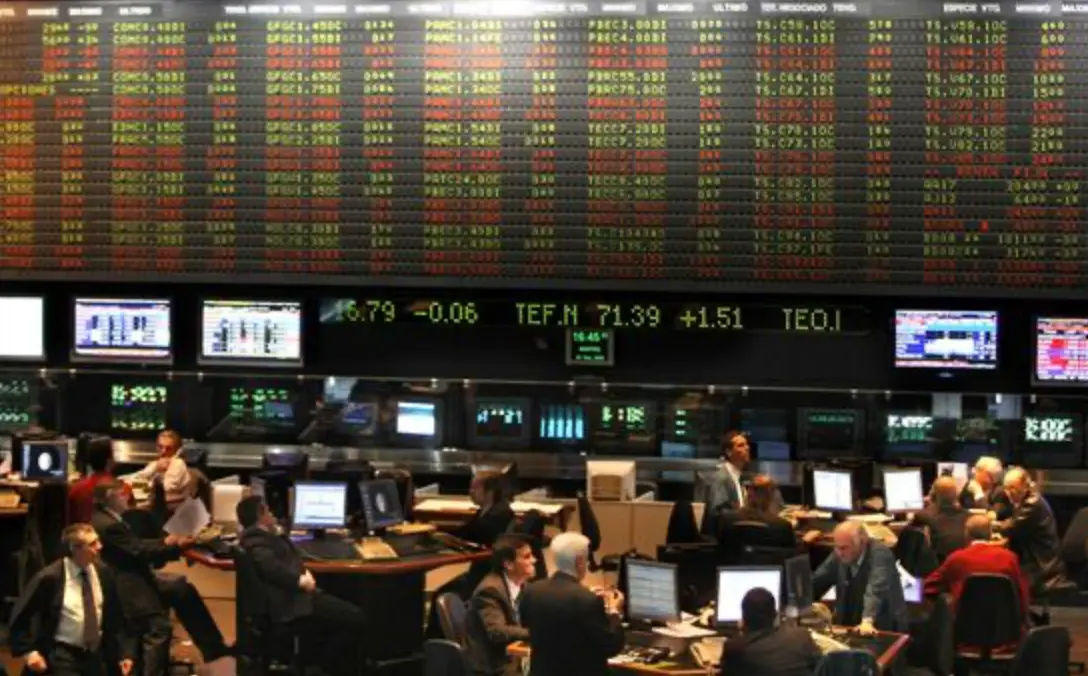 El riesgo país supera los 600 puntos por primera vez en cinco meses y encadena diez ruedas en alza