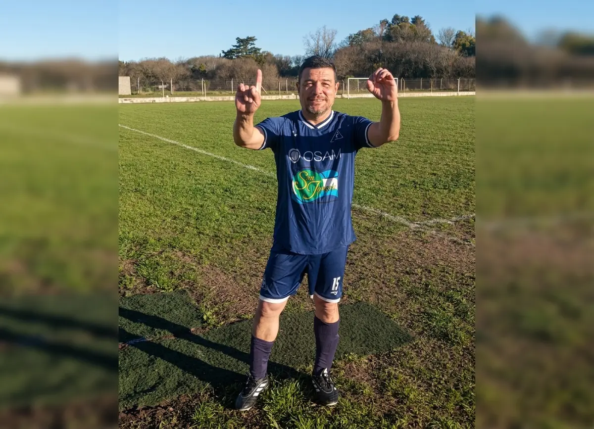 Leonardo Burgueño hizo historia en la Liga de Pergamino: jugó en Primera a los 55 años