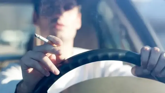 Multas: Buscan sancionar a quienes fumen al volante