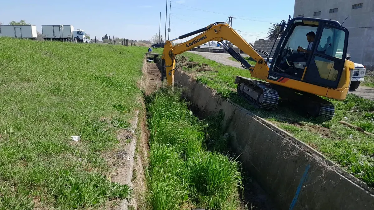 Pergamino mantiene su red de desagües con trabajos en los canales ferroviarios