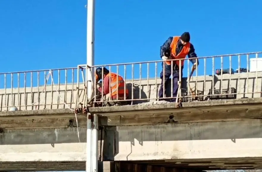 Salto: Avanzan las obras del nuevo limnígrafo en el puente de Hunter