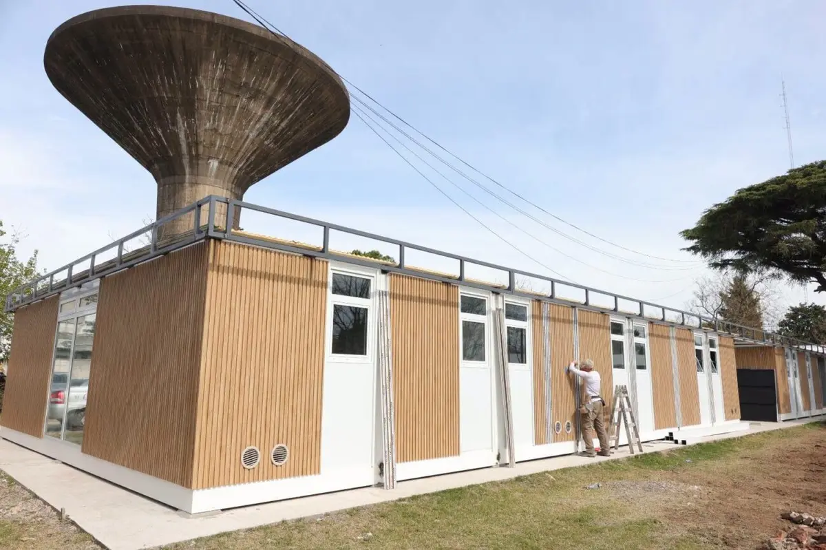 En el sector ubicado frente al Hospital Subzonal Dr. Emilio Ruffa se desarrollan en paralelo distintos trabajos vinculados a la instalación de los nuevos consultorios externos, la construcción de sus accesos y la recuperación del espacio público lindero.