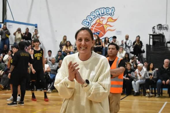 San Pedro: Belén Succi fue homenajeada por el Club Náutico durante el Federal U15 de basquetbol