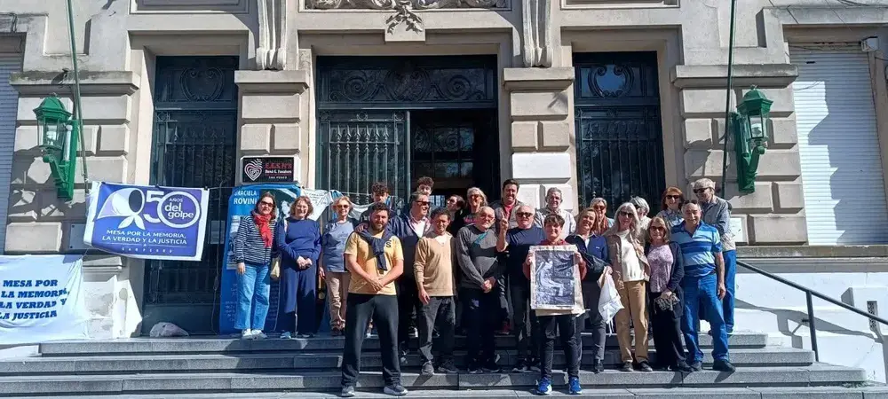 La ceremonia se desarrolló por la mañana en la escalinata de acceso de la Escuela Normal y fue organizada de manera conjunta con el Centro de Estudiantes de la institución, que lleva su nombre.