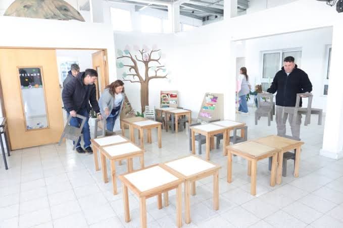 En esta oportunidad fueron entregadas ocho sillas fabricadas con plástico reciclado, cuyo ensamblado estuvo a cargo del equipo de la Dirección de Ambiente.