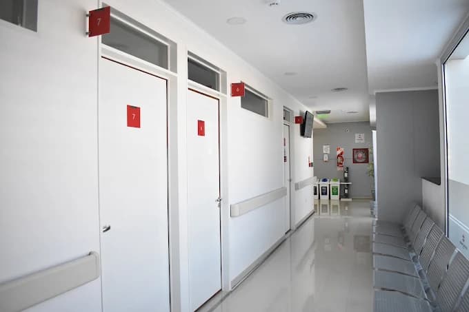 Un hombre de 45 años falleció este martes por la mañana luego de haber sido hospitalizado de urgencia el lunes por una herida de arma de fuego. La investigación continúa y se aguardan los resultados de la autopsia.