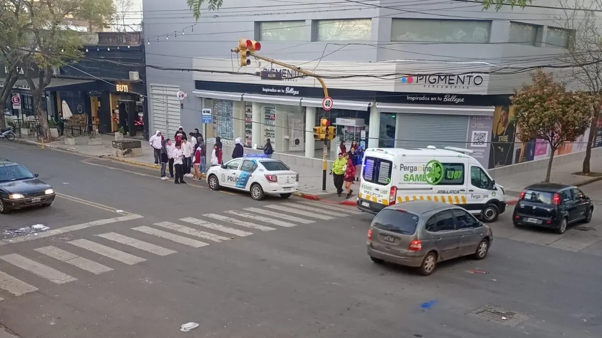 Una ambulancia asistió y trasladó a una estudiante que se descompuso durante los festejos de la Primavera