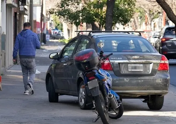 Advierten sobre vehículos y motos estacionados en las veredas y piden respetar el paso peatonal
