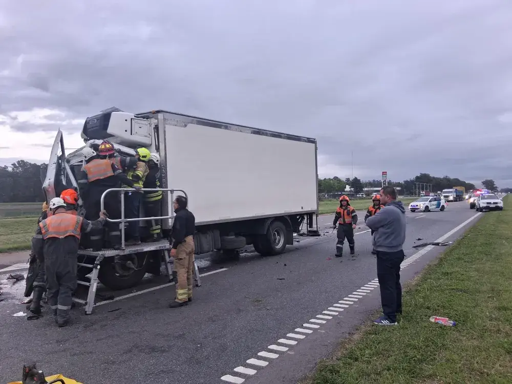 Baradero: Choque de camiones en la Ruta 9, rescataron a un chofer que sufrió una fractura