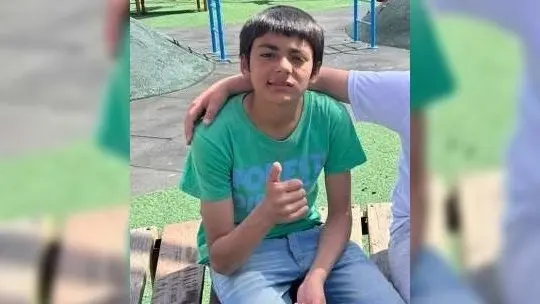 Comparten la imagen de un adolescente de 13 años a quien busca su familia