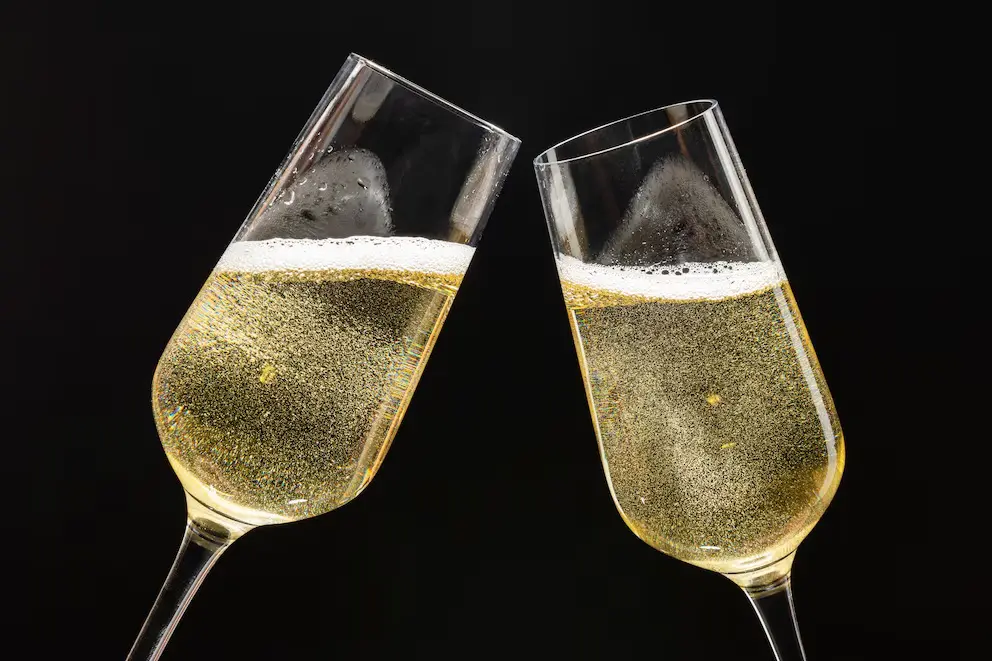 Día del Espumante: cómo se elabora, qué diferencia hay con el champagne y con qué comidas maridarlo