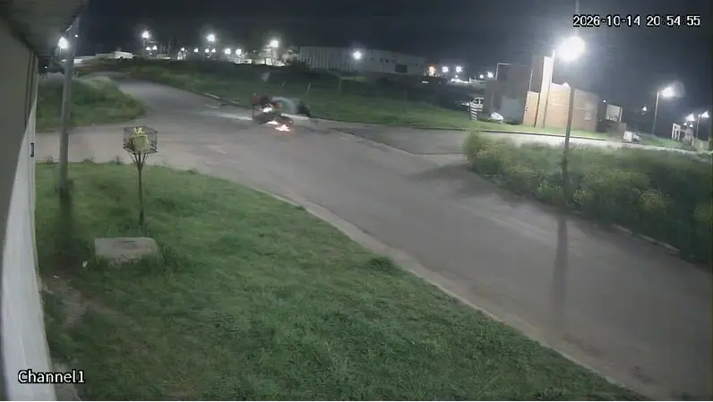 Dos jóvenes sufrieron fracturas graves tras un choque entre dos motos en el barrio 12 de Octubre