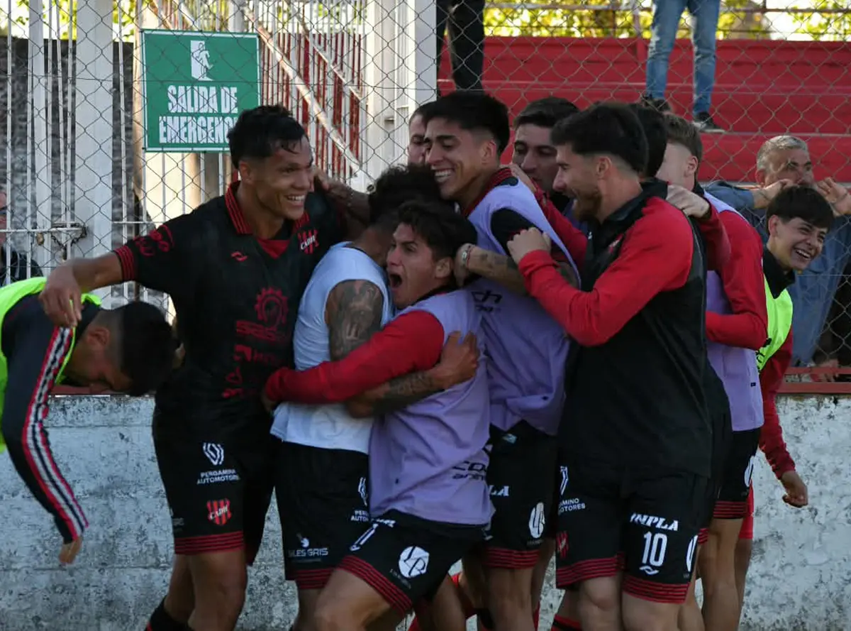 Douglas venció a El Linqueño sobre el final y sigue en carrera en la Reválida