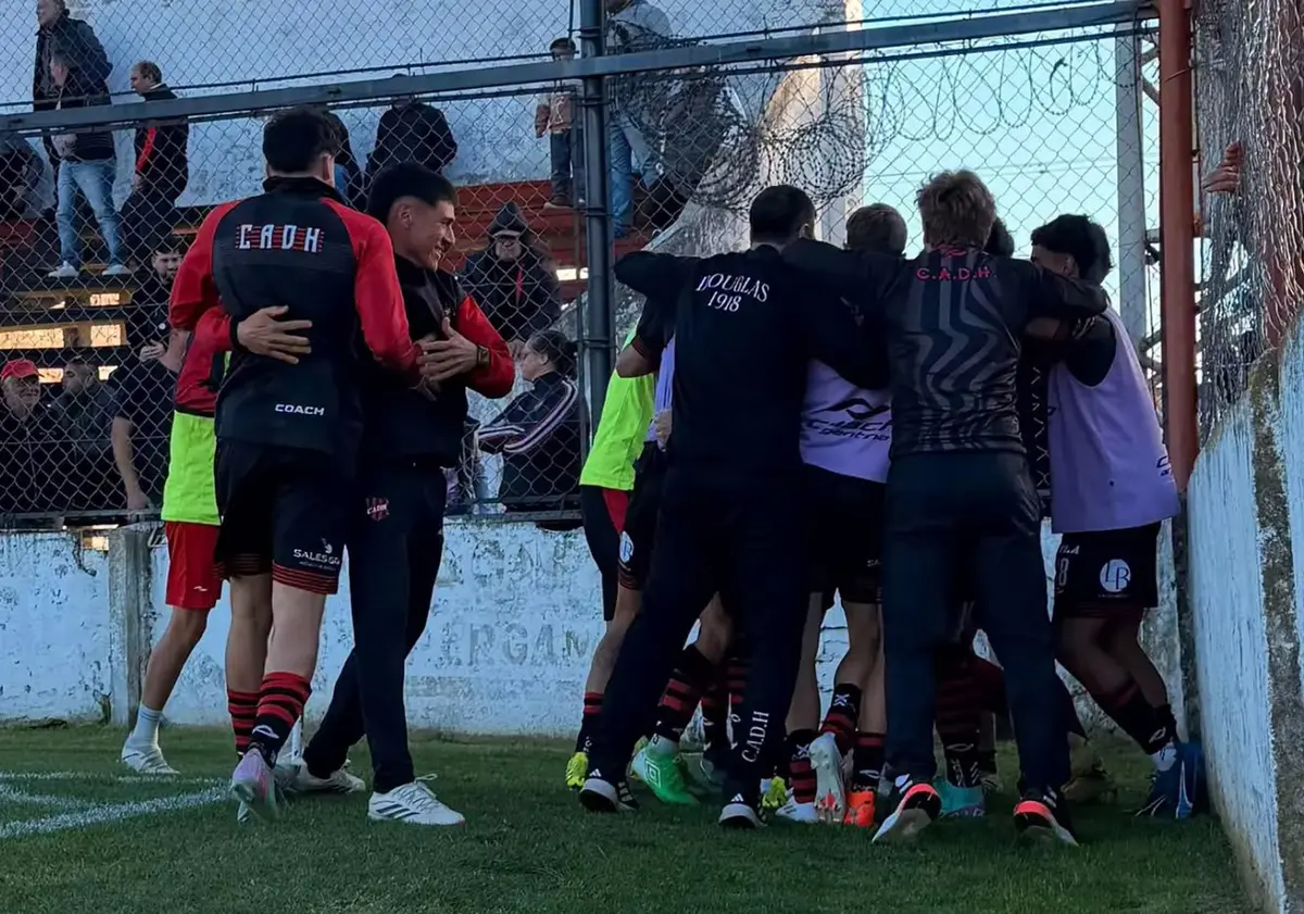Douglas venció a El Linqueño sobre el final y sigue en carrera en la Reválida