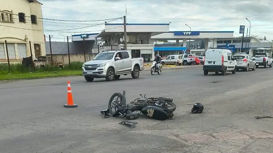 El giro a la izquierda de un auto habría provocado un choque con una moto