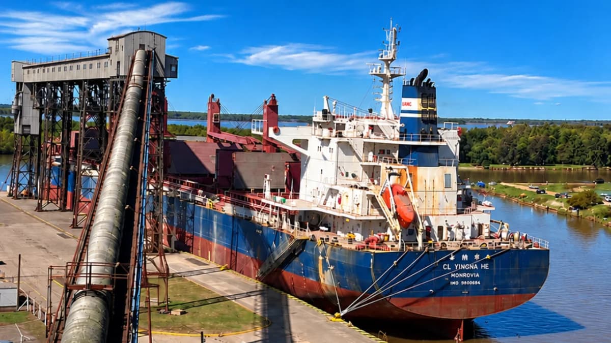 El Puerto de San Pedro mantiene un intenso movimiento con exportaciones y tareas de dragado