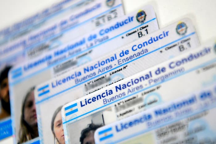 ¿En qué casos las multas de tránsito impiden renovar la licencia de conducir?