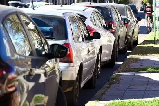 Estacionamiento: piden respetar los espacios reservados para personas con discapacidad, carga y descarga y garages
