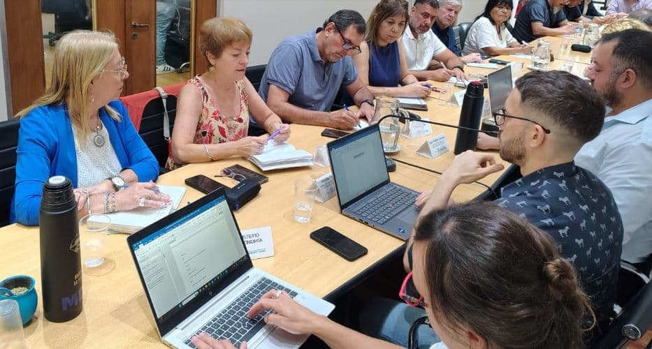 Estatales y la mayoría de los gremios docentes bonaerenses aceptaron el aumento del 6%