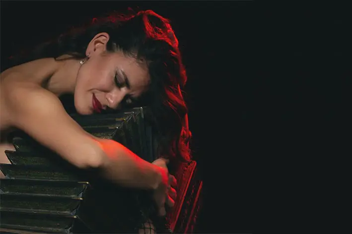 Karina Hourcade llega con un viaje de emociones a través del tango y la palabra