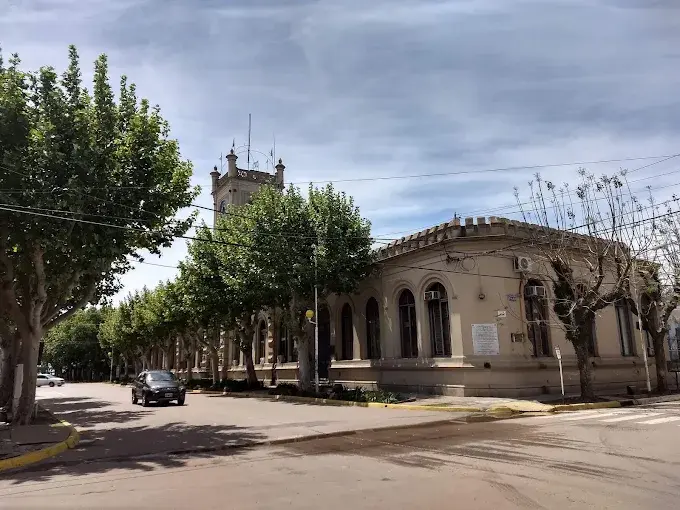 Municipales de San Pedro instalaron una carpa frente al Palacio Municipal y esperan una reunión en La Plata
