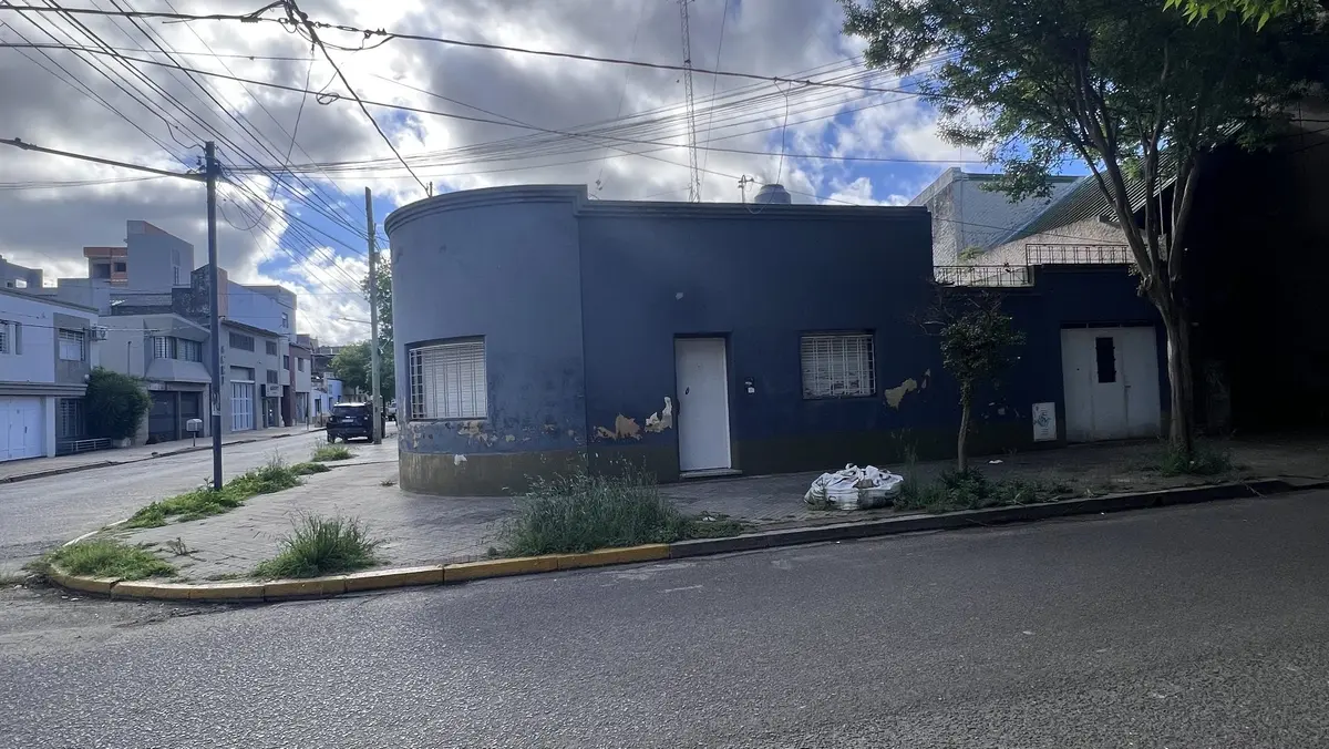Murió el plomero que cayó de una escalera mientras reparaba el techo de una casa en el Centro