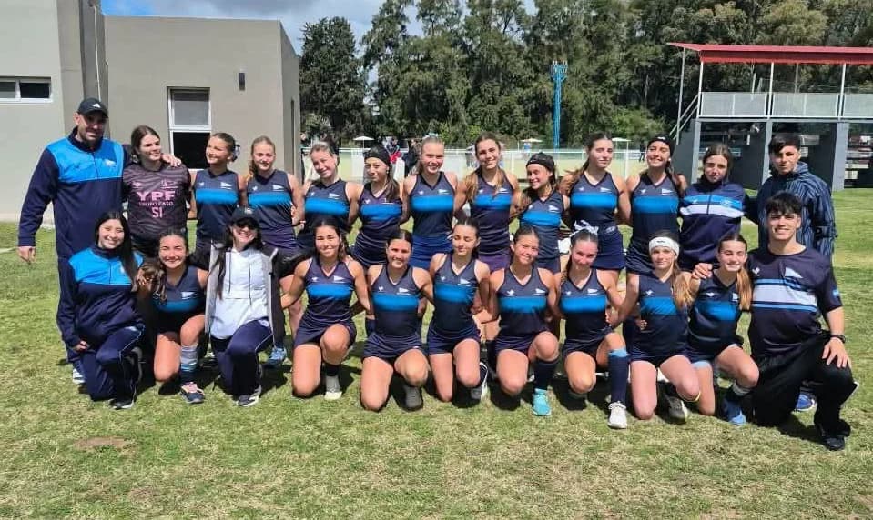 El marcador favorable para el conjunto local se construyó gracias a los goles convertidos por Emilia Picornell, Delfina Pitzinger y Yazmín Muratone, quien aportó dos tantos para asegurar el triunfo.