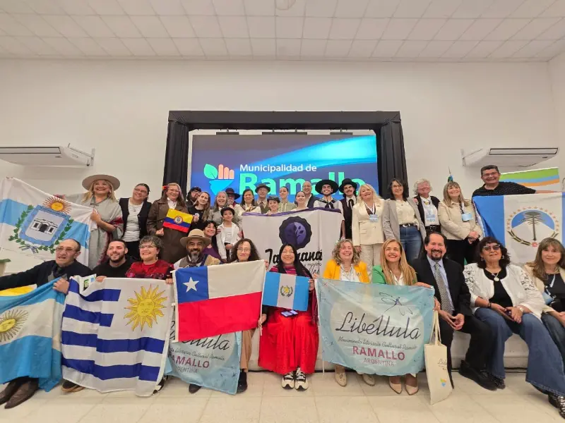El encuentro reúne a autores de Argentina, Uruguay, Chile, Colombia, Estados Unidos, Guatemala y El Salvador, quienes participan de mesas de lectura, presentaciones de libros y actividades de intercambio con estudiantes de distintas escuelas del distrito.