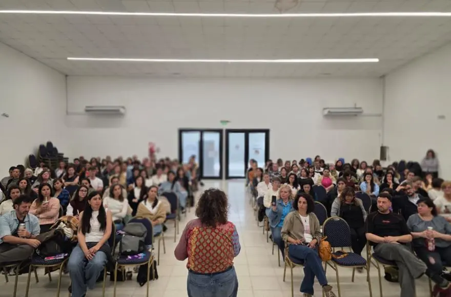 La jornada fue encabezada por Mirta Marina, directora de ESI de la provincia de Buenos Aires, y contó con la participación de referentes regionales de ESI, quienes estuvieron a cargo de presentar los motivos y antecedentes del encuentro.