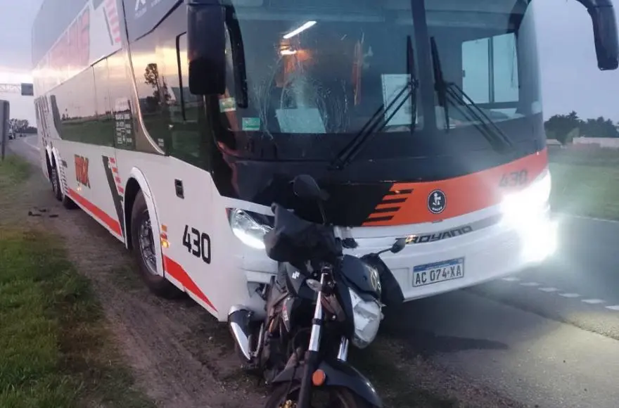 Ramallo: Un micro con 45 pasajeros chocó contra una moto en la Ruta 9